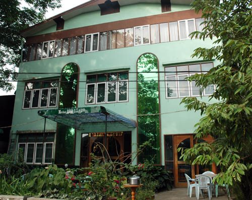 This is my picture of the guest house. Notice the lstnad with the pot of rice outside, for passing monks